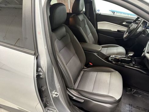 Certified 2025 Chevrolet Trax LT w/ LT Convenience Package FWD image 18