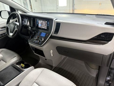 Used 2017 Toyota Sienna XLE w/ XLE Navigation Package AWD/4WD image 31