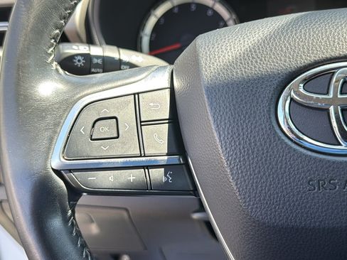 Used 2020 Toyota Highlander LE AWD/4WD image 12