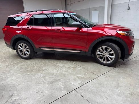 Used 2022 Ford Explorer XLT w/ Equipment Group 202A image 6