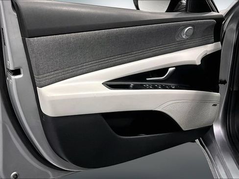 Used 2023 Hyundai Elantra Limited FWD image 19