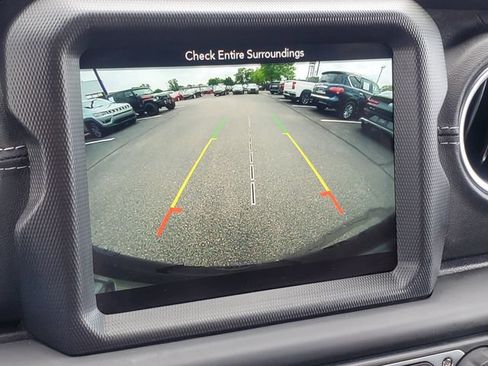 Used 2018 Jeep Wrangler Unlimited Sahara AWD/4WD image 19