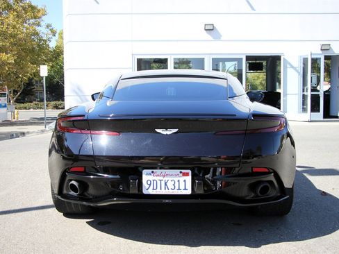 Used 2018 Aston Martin DB11 Coupe image 7
