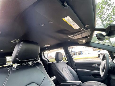 Used 2025 Chrysler Pacifica Select image 14