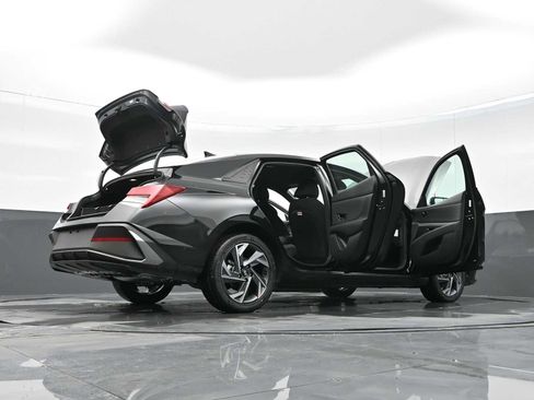 Certified 2025 Hyundai Elantra SEL FWD image 44