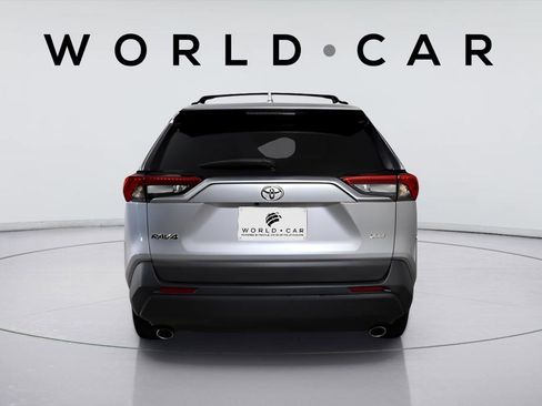 Used 2020 Toyota RAV4 XLE Premium image 6