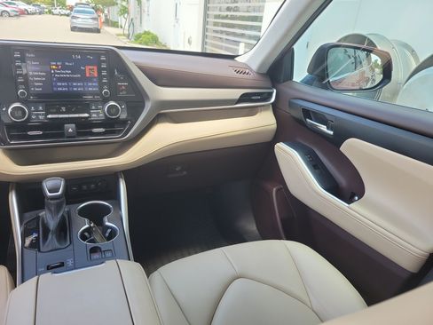 Used 2021 Toyota Highlander XLE FWD image 23