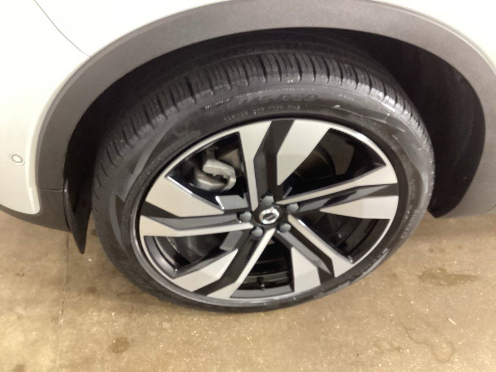 Used 2024 Volvo XC40 B5 Plus w/ Protection Package Premier AWD/4WD image 31