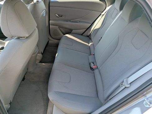 Used 2022 Hyundai Elantra SE FWD image 15