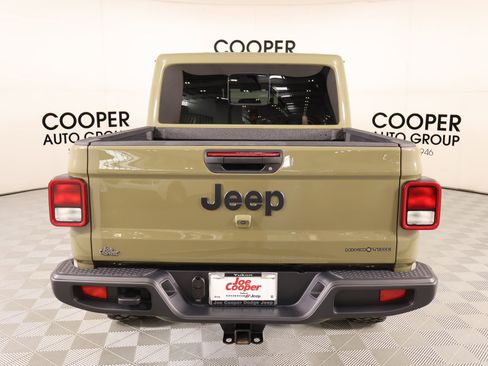 Used 2025 Jeep Gladiator Overland AWD/4WD image 21