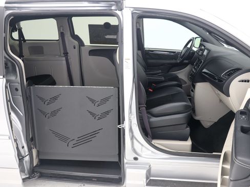 Used 2016 Dodge Grand Caravan SXT FWD image 15