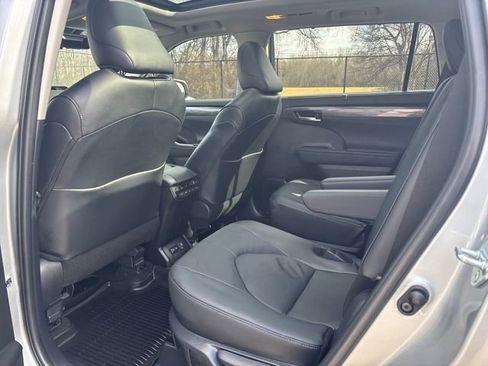 Used 2025 Toyota Highlander Platinum image 12