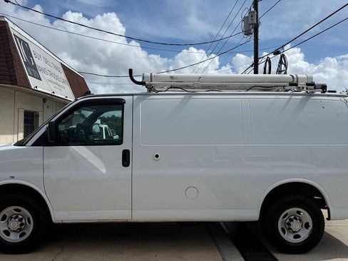 Used 2018 Chevrolet Express 2500 w/ Driver Convenience Package RWD image 2