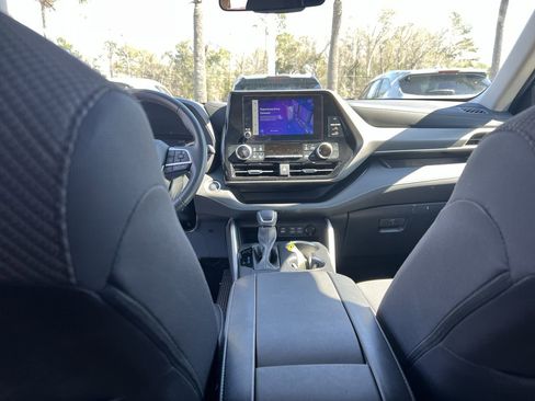 Used 2024 Toyota Highlander LE image 31