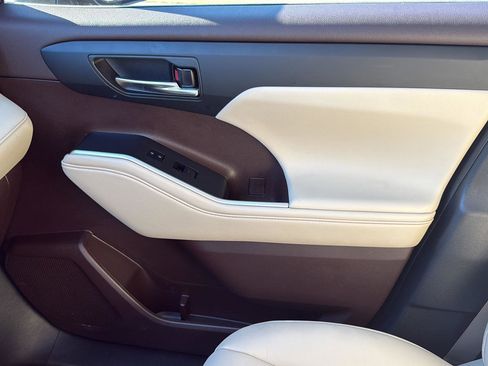 Used 2022 Toyota Highlander XLE image 22