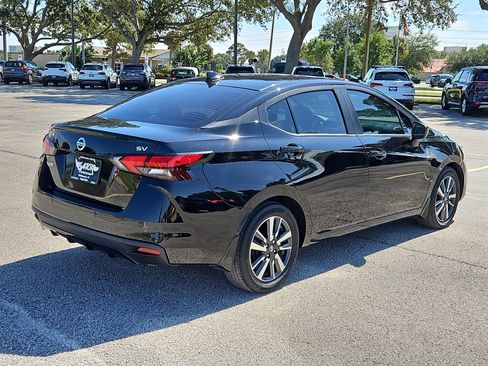 Used 2022 Nissan Versa SV image 4