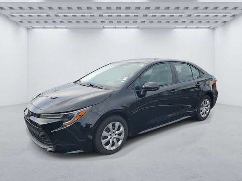 Used 2023 Toyota Corolla LE FWD image 2