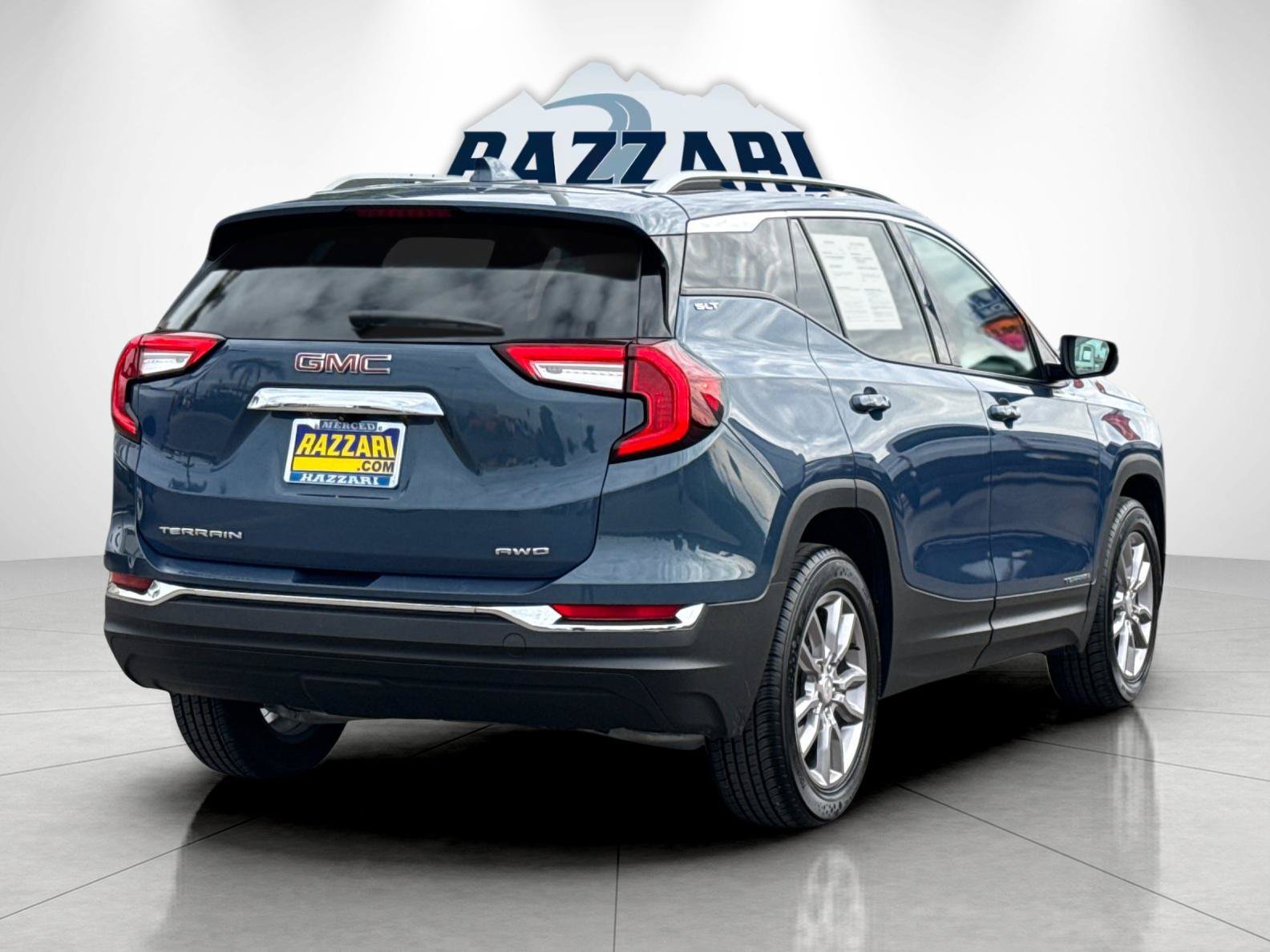 Used 2024 GMC Terrain SLT AWD/4WD image 3
