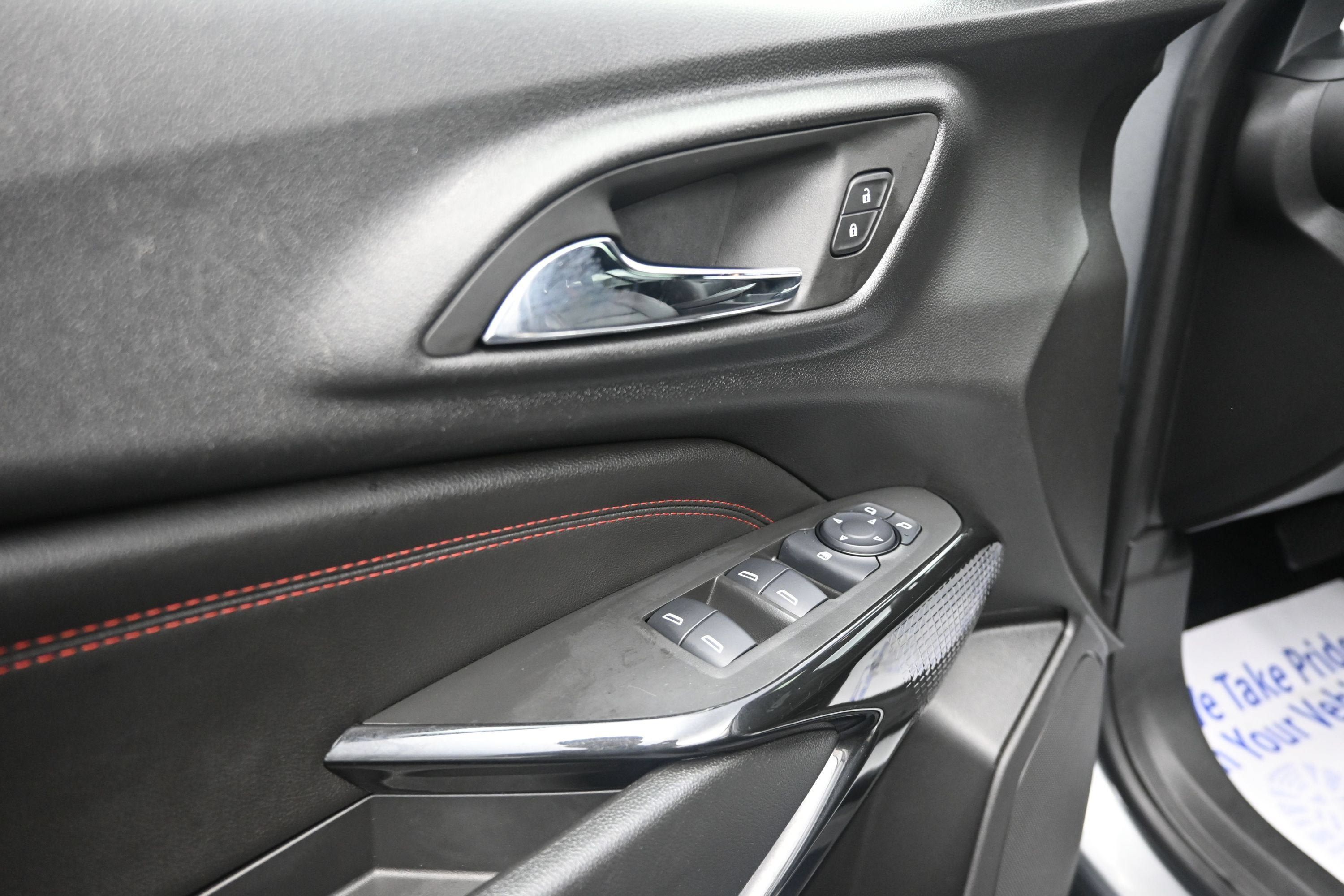 Used 2025 Chevrolet Trax RS w/ Sunroof Package FWD image 27