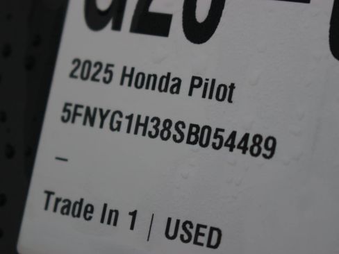 Used 2025 Honda Pilot Sport image 38