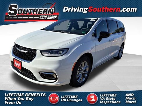 New 2026 Chrysler Pacifica Limited w/ Uconnect Theater Family Group image 1