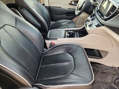 Used 2023 Chrysler Pacifica Limited FWD image 14