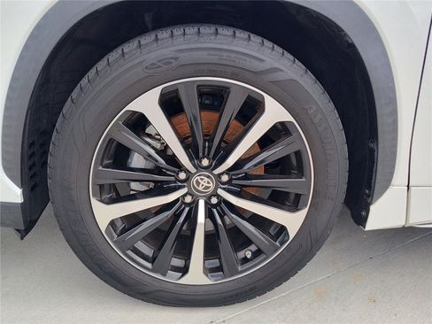 Used 2021 Toyota Highlander XSE FWD image 13