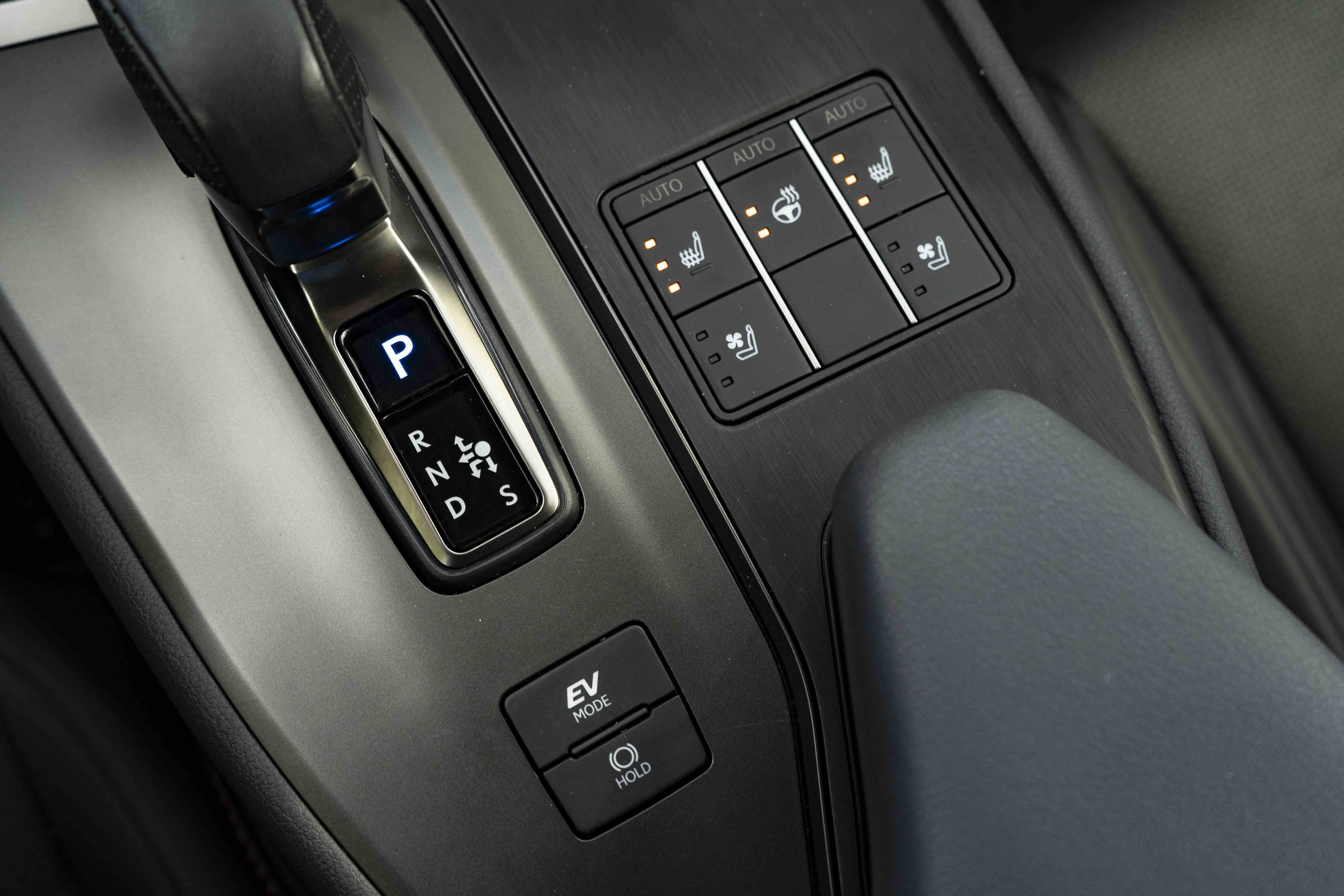 Used 2025 Lexus UX 300h AWD w/ Accessory Package (Z1) image 34