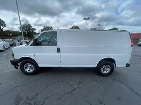 Used 2021 Chevrolet Express 3500 w/ Driver Convenience Package RWD image 8