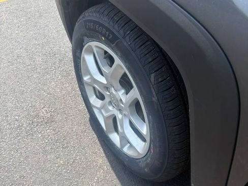 Used 2018 Jeep Renegade Latitude w/ UConnect 8.4 Nav Group FWD image 9