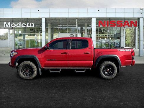 Used 2019 Toyota Tacoma TRD Off-Road image 2