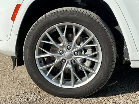 Used 2023 Jeep Grand Cherokee Summit w/ Luxury Tech Group V image 27