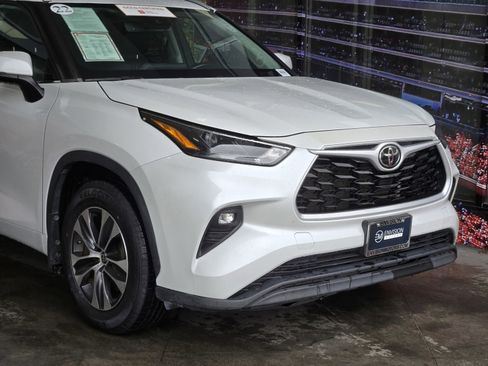 Certified 2022 Toyota Highlander XLE image 2