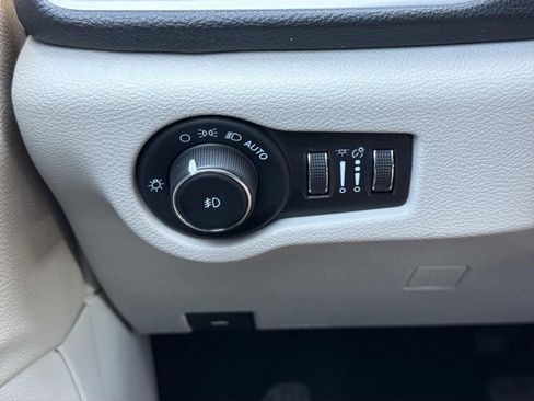 Used 2023 Chrysler Pacifica Touring-L FWD image 19