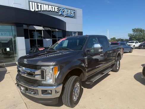 Used 2017 Ford F250 XLT w/ XLT Premium Package AWD/4WD image 2