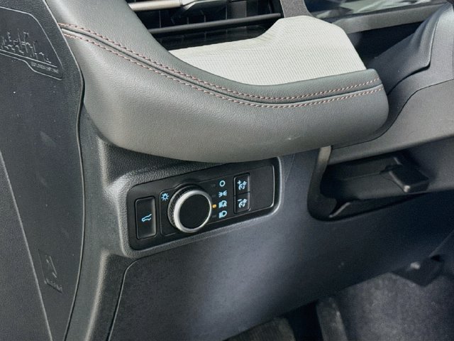 Used 2025 Ford Explorer Active AWD/4WD image 10