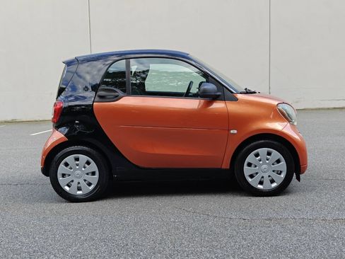 Used 2016 smart fortwo pure RWD image 3