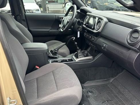 Used 2018 Toyota Tacoma TRD Off-Road AWD/4WD image 11
