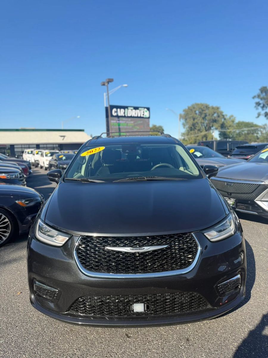 Used 2022 Chrysler Pacifica Touring-L w/ Uconnect Theater Family Group FWD image 1