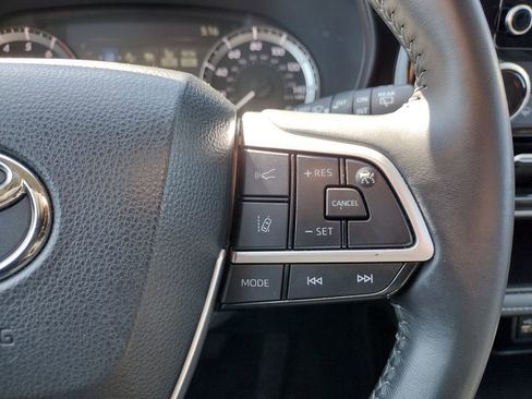 Used 2024 Toyota Highlander LE image 26