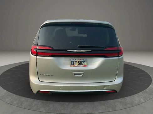 Used 2024 Chrysler Pacifica Touring-L FWD image 4
