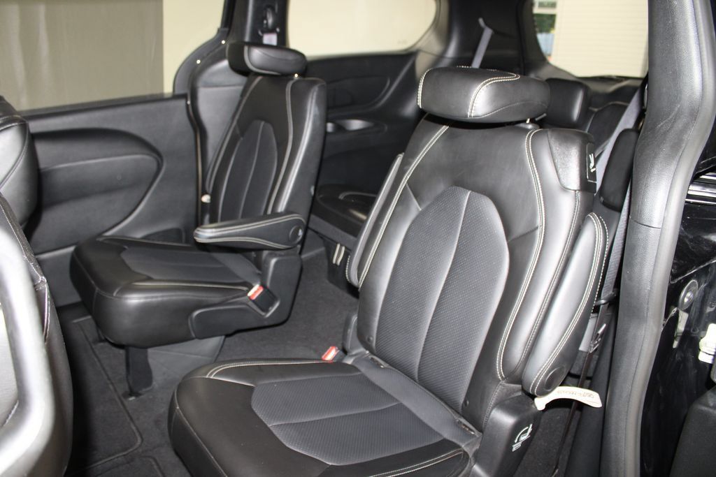 Used 2025 Chrysler Pacifica Select FWD image 23
