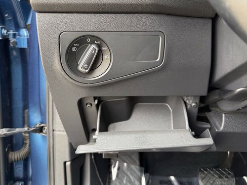 Used 2018 Volkswagen Tiguan SEL Premium image 32