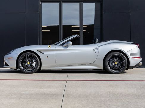 Used 2015 Ferrari California T RWD image 10