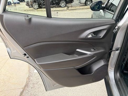 Used 2025 Chevrolet Trax RS FWD image 15