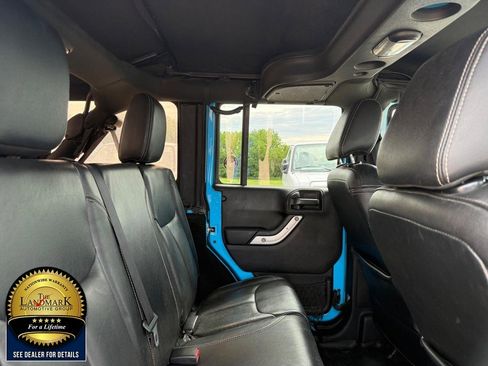 Used 2018 Jeep Wrangler Unlimited Rubicon w/ Connectivity Group AWD/4WD image 16