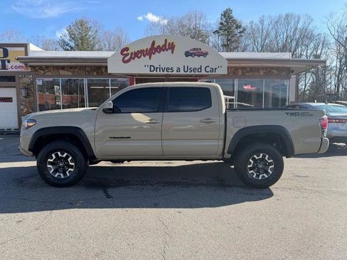 Used 2020 Toyota Tacoma TRD Off-Road w/ Technology Package image 2