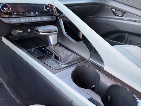 Used 2025 Hyundai Elantra Limited image 41