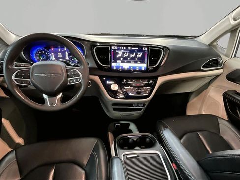 Used 2024 Chrysler Pacifica Touring-L FWD image 16