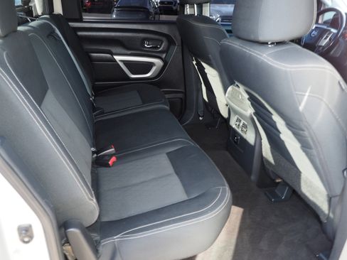 Used 2018 Nissan Titan SV w/ SV Convenience Package image 19